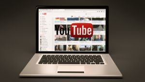 YouTube a "ras" zeci de milioane de clipuri video