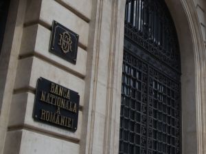 Nefinalizarea proiectului de buget şi noile taxe amplifică incertitudinile economice