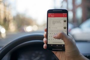 Dispozitivele mobile, interzise la volan