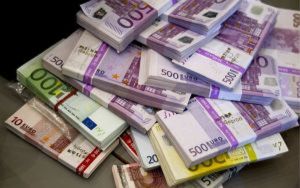 Euro s-a depreciat la 4,6771 lei