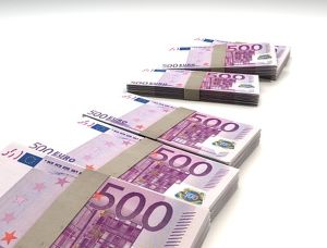Euro s-a apreciat la 4,6975 lei