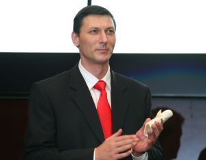 "Producătorii, traderii, au nevoie de instrumente care să le asigure o mai bună predictibilitate a preţului, care să-i ghideze în încheierea contractelor de livrare", a declarat Adrian Simionescu.