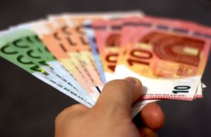 Euro s-a depreciat la 4,7348 lei