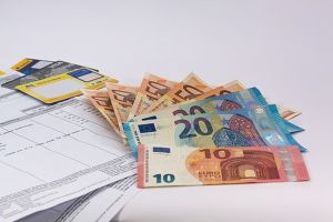 Deputaţii elimină comisioanele excesive pentru plăţi transfrontaliere