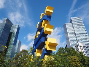 Fitch a înrăutăţit la 1% estimarea de creştere a zonei euro în acest an