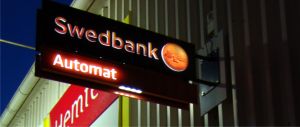 Swedbank îşi schimbă auditorul pentru investigarea acuzaţiilor de spălare de bani