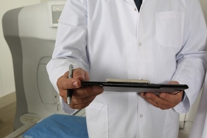 Bărbat care practica fără drept profesia de medic, reţinut de poliţişti 