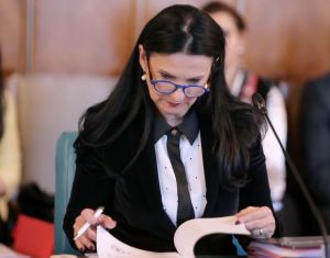  Sorina Pintea:"Primul pas pe care îl vom face va fi acela de a obliga fiecare spitalsă aibă zonă de microbiologie în laborator, astfel încât să putem depista activ aceste infecţii". 