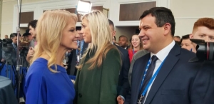 Kellyanne Conway şi Eugen Tomac (Sursa foto: Facebook)
