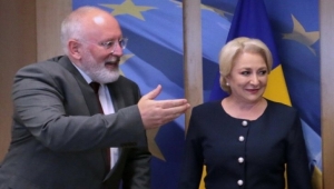 Viorica Dăncilă şi Frans Timmermans (Sursa foto: Twitter)