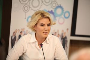 Cristina Chiriac: "Nu este vorba că femeile antreprenor ar avea, neapărat, nevoie de un tratament special sau diferit, dar pur şi simplu, este nevoie de curaj şi de modele de succes, iar succesul nu se măsoară, neapărat, într-o cifră de afaceri foarte mare, ci mă refer aici la modele de longevitate în afaceri, în România".