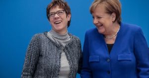Annegret Kramp-Karrenbauer (stânga) şi Angela Merkel (dreapta), (Sursă foto: Twitter)