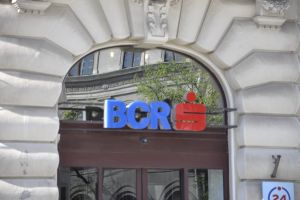 Fitch a revizuit în creştere perspectiva de rating a BCR şi BRD