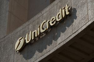 UniCredit pregăteşte o ofertă de preluare a unei participaţii de control la Commerzbank