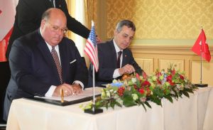 Edward T. McMullen şi Ignazio Cassis (Sursa foto: Twitter)