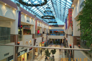 Chiriile din centrele comerciale se menţin, dar cresc pentru spaţiile stradale