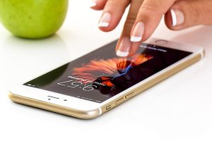 Apple este acuzată în SUA de fraudă cu instrumente financiare 