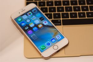 Gigantul Apple, acuzat de fraudă cu instrumente financiare