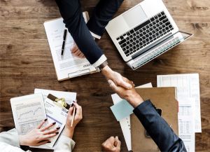 Remunerarea bazată pe oferirea de acţiuni salariaţilor - mai favorabilă fiscal la noi