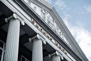 "Ar mai fi ceva de spus? Ancheta EBA în cazul Danske Bank arată că dictonul latin "Cine îi supraveghează pe supraveghetori?" este mai actual ca niciodată, în condiţiile în care autorităţile europene sunt absolut convinse că totul se poate rezolva printr-o reglementare şi mai "stufoasă", ale cărei norme sunt aplicate de oameni aflaţi dincolo de orice suspiciune".