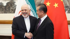 Ministrului iranian de Externe, Javad Zarif şi Consilierul de Stat chinez, Wang Yi (Sursă foto: Twitter)