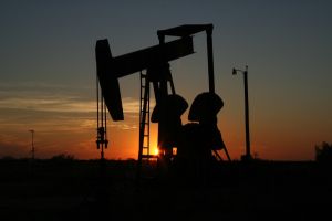 Arabia Saudită recomandă reducerea stocurilor de petrol