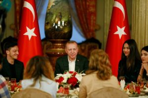 Mesut Ozil şi Recep Tayyip Erdogan (Sursă foto: Twitter)