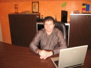 Domnul Adrian Braun este administrator şi asociat unic al firmei "Ianbra Comimpex" SRL din oraşul Săcele. S-a născut în anul 1967 în oraşul Braşov. A absolvit liceul şi şcoala de maiştri. Este căsătorit şi are două fiice. Hobby: croitoria, fotbalul şi tenisul de masă.