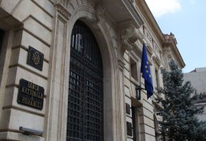 Creditarea a continuat să încetinească în aprilie
