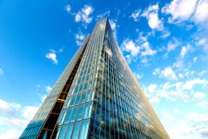 BCE avertizează cu privire la riscurile financiare, dar nu face nimic pentru a le reduce