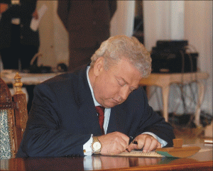 Ioan Talpeş, fost director al SIE şi fost consilier al preşedintelui Ion Iliescu, susţine că grupul lui Dinu Patriciu a primit eşalonări şi scutiri la plata unor obligaţii bugetare de 1 miliard de dolari de la Guvernele Năstase şi Tăriceanu.