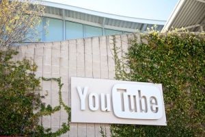 YouTube va elimina videourile care neagă holocaustul 