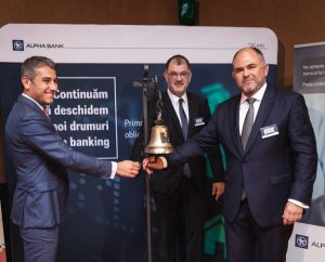 De la stânga la dreapta: Daniel Badea, Managing Partner Cifford Chance Badea (consultanţii Alpha Bank pe partea juridică în acest proiect), Periklis Voulgaris, Vicepreşedinte Executiv Alpha Bank România şi Sergiu Oprescu, Preşedintele Executiv Alpha Bank România.