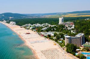 Românii, spaniolii şi portughezii, turiştii care au călătorit preponderent în propria ţară 