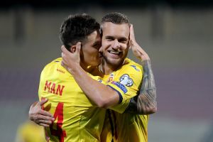 Man şi Puşcaş sărbătorind victoria (Sursa foto: frf.ro)