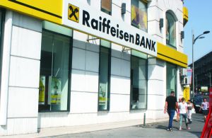 Raiffeisen Bank - obligată să modifice contractele de credit încheiate în 2006-2008