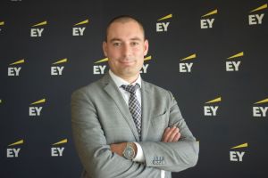 Mihai Drăghici, Senior Manager, Business Advisory Services EY România, susţine că generarea distribuită este facilitatăla noi în ţară, odată cu aprobarea pachetului de reglementări pentru prosumatori, în linie cu tendinţele globale.