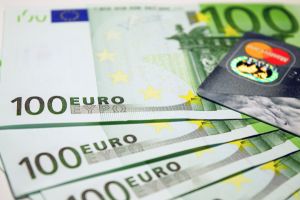 Euro s-a depreciat la 4,7194 lei