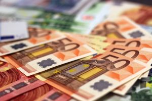 Euro s-a apreciat la 4,7218 lei