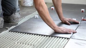 Ce adeziv trebuie folosit, în funcţie de tipul de plăci, pentru o lucrare durabilă