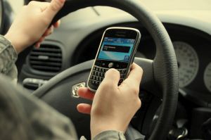 Guvernul va introduce noi sancţiuni în cazul folosirii inadecvate a telefonului la volan 