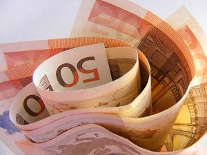 Euro s-a depreciat la 4,7216 lei