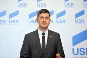 Preşedintele nu cară găleţi cu asfalt pentru autostradă