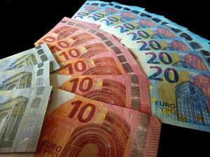 Euro s-a depreciat la 4,7305 lei
