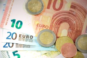 Euro s-a depreciat la 4,7354 lei