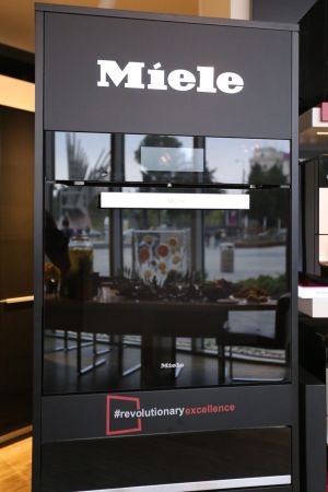 Miele lansează în România cuptorul Dialog