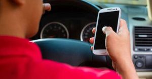 Sancţiuni mai dure, începând de astăzi, pentru cei care folosesc telefon în timpul condusului
