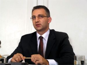 Alexandru PăunescuAproape 500 români s-au adresat Centrului de Soluţionare Alternativă a Litigiilor în domeniul Bancar (CSALB) în primele trei luni ale acestui an, pentru identificarea de soluţii amiabile în relaţia cu băncile şi IFN-urile, se arată într-un comunicat al CSALB remis astăzi redacţiei noastre.În 2018, în aceeaşi perioadă, CSALB primise 310 cereri din partea consumatorilor.Din totalul celor 494 de cereri primite în primele trei luni din 2019, 458 se refereau la diverse speţe în relaţia cu banca, în vreme ce 36 vizau diferite aspecte ale relaţiei consumatorilor cu IFN-urile.Numărul total de dosare constituite în T1 2019 a ajuns la 147, dintre care 146 au fost formate în relaţia cu băncile, în vreme ce la nivelul IFN-urilor a fost constituit un singur dosar, în intervalul menţionat. Dintre aceste dosare, 65 s-au soluţionat cu înţelegerea părţilor (toate în raport cu băncile), alte 80 de dosare aflându-se în curs de procesare. În două dosare părţile nu s-au înţeles.Totodată, 53 de cereri au fost soluţionate amiabil de către comercianţi, după sesizarea CSALB (comercianţii au negociat direct cu consumatorii), respectiv 49 de cereri soluţionate amiabil în relaţia cu băncile şi 4 cereri soluţionate amiabil de către IFN-uri."Putem spune că, de la începutul anului, 108 consumatori s-au împăcat cu băncile, prin intermediul CSALB, faţă de doar 74 în aceeaşi perioadă din 2018", se menţionează în comunicat.În context, Alexandru Păunescu, membru al Colegiului de Coordonare al CSALB, a precizat că avansul numărului de cereri a determinat mărirea echipei de conciliatori CSALB."Echipa de conciliatori reprezintă resursa cheie pe care CSALB o poate folosi în sprijinul găsirii unei soluţii alternative la instanţă, care să avantajeze, deopotrivă, consumatorii şi instituţiile financiar-bancare. În plus, creşterea numărului de cereri a făcut necesară luarea deciziei de mărire a echipei de conciliatori. De aceea, întărirea Corpului Conciliatorilor cu patru noi reprezentanţi ne bucură şi ne dă încredere că tot mai mulţi români şi comercianţi vor apela la conciliere pentru a-şi rezolva litigiile. Pe de altă parte, ne aşteptăm ca această creştere a solicitărilor venite dinspre consumatori să fie urmată şi de o creştere a numărului de cereri acceptate de comercianţi", a declarat Alexandru Păunescu. Share Tweet LinkedIn Whatsappcsalb, cereri, negocieri, banciOpinia Cititoruluiscrie opinia ta aiciNume (opţional)Email (opţional)Titlu (opţional)MesajAcordPrin trimiterea opiniei ne confirmaţi că aţi citit Regulamentul de mai jos şi că vă asumaţi prevederile sale.- Utilizaţi un limbaj decent.Redacţia îşi rezervă dreptul să elimine opiniile neinteligibile în mod grav şi pe cele mahalageşti, înţelegând prin asta pe cele cu tentă anti-socială, obscene şi/sau insultative, ca şi pe acelea care nu se referă la articolul în chestiune.Nu sunt acceptate incitările la ură socială şi/sau xenofobie, discriminările referitoare la sex, vârstă sau de altă natură.Nu sunt acceptate anunţuri publicitare.Nu inseraţi linkuri sau adrese de email în textul opiniilor.Repetarea deliberată a unuia şi aceluiaşi mesaj (sau variante) poate fi considerată drept propagandă; propaganda, în această formă, este interzisă.- nu sunt acceptate ameninţările de orice natură;- nu este acceptată hărţuirea ziariştilor Redacţiei BURSA;- este interzisă defăimarea Ziarului BURSA;- nu este acceptată dezvăluirea identităţii vreunui comentator de la secţiunea de opinii, fără acordul scris al aceluia, depus la Redacţie.Nu este acceptată folosirea numelor ziariştilor BURSA pentru falsificarea semnăturii opiniilor.Nu este acceptată substituirea de nume.Redacţia îşi rezervă dreptul să şteargă opiniile şi să interzică accesul unora la postarea de opinii, atunci cînd apreciază că sunt de rea credinţă.Abaterile de la acest regulament conduc la eliminarea opiniilor postate (un echivalent al autocenzurii celui care a scris mesajul, iar nu o cenzură practicată de ziar).PRECIZĂRI:- Toate opiniile exprimă punctul de vedere ale autorilor, iar nu ale administratorului (excepţie făcând mesajele scrise chiar de către administrator); nu ne asumăm responsabilitatea pentru materialele postate pe acest site de către alte persoane decât cele autorizate de ziarul BURSA.- Postarea unui mesaj înseamnă acceptarea tacită a acestui regulament.În cazul în care ne solicitaţi răspunsuri individuale, vă rugăm să completaţi cu adresa de email reală; vom încerca, în limita timpului disponibil, să răspundem tuturor întrebărilor dumneavoastră.Trimite OpiniaGala BURSA 2019Gala BURSA 2019DIN ACEEAŞI SECŢIUNEBănci-AsigurăriPIAŢA MONETARĂDobânda la depozitele overnight a scăzut la 1,75%Bănci-Asigurări /V.D. - 21 octombrie( nr. ordine 0, caseta mare 0, caseta mica 0, id_articol 382103 )cuvinte cheie: bursa, bnr, dobanda, roboraccesări roboţi 99PIAŢA VALUTARĂEuro s-a apreciat la 4,7556 leiBănci-Asigurări /V.D. - 21 octombrie( nr. ordine 0, caseta mare 0, caseta mica 0, id_articol 382105 )cuvinte cheie: bursa, euro, franc, dolar, aur, bitcoinaccesări roboţi 107Huw Van SteenisHUW VAN STEENIS, UBS:"Dobânzile negative sunt precum steroizii - fac mai mult rău decât bine"Bănci-Asigurări /Mihai Gongoroi - 21 octombrie( nr. ordine 20, caseta mare 0, caseta mica 0, id_articol 382106 )cuvinte cheie: bursa, ubs, dobanzi negative, fmi, banca mondialaaccesări roboţi 108Christine LagardeChristine Lagarde, confirmată la şefia BCEBănci-Asigurări / 21 octombrie( nr. ordine 0, caseta mare 0, caseta mica 0, id_articol 382108 )cuvinte cheie: bursa, Christine Lagarde , bce, sefaccesări roboţi 104BNP, în fruntea listei pentru preluarea diviziei de derivate a Deutsche BankBOERSEN-ZEITUNG:BNP, în fruntea listei pentru preluarea diviziei de derivate a Deutsche BankBănci-Asigurări /A.V. - 21 octombrie( nr. ordine 0, caseta mare 0, caseta mica 0, id_articol 382109 )cuvinte cheie: bursa, bnp, preluare, divzie, derivate, deutsche bankaccesări roboţi 106BNP are cele mai multe şanse pentru a prelua divizia de derivate a Deutsche BankBNP are cele mai multe şanse pentru a prelua divizia de derivate a Deutsche BankBănci-Asigurări /D.D. - 18 octombrie( nr. ordine 56, caseta mare 0, caseta mica 1, id_articol 382030 )cuvinte cheie: bnp paribas, deutsche bank, divizia de derivateaccesări roboţi 283Citeşte toate articolele din Bănci-AsigurăriActualitateSursa foto: TwitterBMW este deschis către noi parteneri în cadrul societăţii pe care o deţine cu DaimlerInternaţional /I.A. - 21 octombrie, 09:26 ( nr. ordine 57, caseta mare 0, caseta mica 1, id_articol 382117 )cuvinte cheie: bursa, bmw, daimler, parteneriaccesări roboţi 23Brexitul poate provoca "o grevă" pe scară largă a investitorilorBrexitul poate provoca "o grevă" pe scară largă a investitorilorInternaţional /A.I. - 21 octombrie, 08:39 ( nr. ordine 57, caseta mare 0, caseta mica 1, id_articol 382116 )cuvinte cheie: bursa, brexit, ubs, axel weber, investitoriaccesări roboţi 45Împăratului Naruhito al Japoniei (Sursă foto: Twitter)Klaus Iohannis va participa la ceremonia de întronare a Împăratului Naruhito al JaponieiInternaţional /M.A. - 21 octombrie, 07:41 ( nr. ordine 57, caseta mare 0, caseta mica 1, id_articol 382115 )cuvinte cheie: bursa, klaus iohannis, incoronare, naruhitoaccesări roboţi 60Ludovic OrbanLudovic Orban continuă seria negocierilor înainte de a propune noul GuvernPolitică /A.M. - 21 octombrie, 07:33 ( nr. ordine 57, caseta mare 0, caseta mica 1, id_articol 382114 )cuvinte cheie: bursa, ludovic orba, guvern, societate civilaaccesări roboţi 77Citeşte toate articolele din ActualitateZiarul BURSA21 octombrie"ÎNTOTDEAUNA EXAMINEAZĂ DINŢII CALULUI DE DAR" Ilustraţia (autor Udo J. Keppler) îl arată pe Nelson W. Aldrich, alături de un cal inscripţionat "Banca Centrală", pe care se pare că îl oferă unchiului Sam, care inspectează dinţii calului cu eticheta "Wall St. Interes". Publicată în Revista Puck, la 1 ianuarie 1909. Sursa: Biblioteca Congresului SUA. În calitate de preşedinte al Comitetului Finanţelor Senatului SUA la începutul secolului al XX-lea, Nelson W. Aldrich (1841 - 1915) a jucat un rol esenţial în crearea sistemului de rezerve federale.În noiembrie 1910, sub acoperirea unei vânătoare de raţe, Aldrich şi un grup mic de experţi în reforma bancară au organizat o conferinţă privată pe insula Jekyll, Georgia, pentru a elabora un plan de restructurare a sistemului bancar din America şi eliminarea posibilităţii viitoarelor crize.Printre participanţi s-au numărat A. Piatt Andrew, secretar adjunct al Trezoreriei; Henry Davison, partener la J.P Morgan şi Co .; Frank Vanderlip, preşedintele Băncii Naţionale a Oraşului; şi Paul Warburg, partener la Kuhn, Loeb şi Co.Planul Aldrich a cerut crearea unei instituţii centrale, Asociaţia Rezervaţiei Naţionale, care să aibă sucursale în toată ţara şi care să aibă puterea de a emite monedă.Ar fi fost controlată de un consiliu de administraţie, format în primul rând din bancheri.Trezoreria Statelor Unite ar fi deţinut, de asemenea, un loc în consiliu, dar nu ar fi putut exercita o supraveghere semnificativă.Planul a fost condamnat pe scară largă în Congres, mulţi susţinând că ar spori puterea băncilor mai mari şi influenţa Wall Street.Aldrich a părăsit lumea politică în 1911, retrăgându-se în Providence, dar planul său a pus bazele pentru ceea ce în cele din urmă a devenit Legea Rezervei Federale.În 1913, Congresul a aprobat o bancă centrală descentralizată, o structură extrem de inventivă care combină douăsprezece bănci regionale de rezerve cu un consiliu central al rezervelor federale.(Conform Federeal Reserve History - https://www.federalreservehistory.org/people/nelson_w_aldrich)Federal Reserve, între "statul paralel" şi "statul paralel cu realitatea economică"Macroeconomie /Călin Rechea - 21 octombrie ( nr. ordine 30, caseta mare 1, caseta mica 0, id_articol 382085 )cuvinte cheie: busa, federal reserve, fmi, donald trumpaccesări roboţi 176Maria Grapini, comisar europeanCORESPONDENŢĂ DE LA BRUXELLESViitorul 5G al Europei, dezbătut în Parlamentul EuropeanCompanii /Adelina Toader - 21 octombrie ( nr. ordine 29, caseta mare 0, caseta mica 1, id_articol 382090 )cuvinte cheie: bursa, bruxelles, parlament, european, 5g, grapiniaccesări roboţi 198Răzvan CucSCANDALUL DINTRE DEMIŞI A AJUNS LA DNAZborul Tarom deasupra unui cuib de CucCompanii /Emilia Olescu - 21 octombrie ( nr. ordine 28, caseta mare 0, caseta mica 1, id_articol 382092 )cuvinte cheie: bursa, ratom, scandal, cuc, Mezeiaccesări roboţi 200Boris JohnsonInterminabilul BrexitInternaţional /I.Ghe. - 21 octombrie ( nr. ordine 27, caseta mare 0, caseta mica 1, id_articol 382094 )cuvinte cheie: bursa, brexit, camera comunelor, boris johnson, uniunea euopeanaaccesări roboţi 165"CCP.RO Bucharest" - Contrapartea Centrală a pieţei noastre"CCP.RO Bucharest" - Contrapartea Centrală a pieţei noastrePiaţa de Capital /Andrei Iacomi - 21 octombrie ( nr. ordine 26, caseta mare 0, caseta mica 1, id_articol 382098 )cuvinte cheie: bursa, contrapartea centrala, bvb, opcom, enel, actionariaccesări roboţi 181Negocieri şi partideEditorial /Cristian Pîrvulescu - 21 octombrie ( nr. ordine 25, caseta mare 0, caseta mica 1, id_articol 382096 )cuvinte cheie:accesări roboţi 160Citeşte Ziarul BURSA din 21 octombriePe scurtWall Street a închis în teritoriul negativWall Street a închis în teritoriul negativInternaţional /M.A. - 21 octombrie, 07:21( nr. ordine 0, caseta mare 0, caseta mica 0, id_articol 382113 )cuvinte cheie: bursa, sua, inchidere, depreciereaccesări roboţi 56 Bursele asiatice erau în teritoriu mixtLA MIJLOCUL ŞEDINŢEI,Bursele asiatice erau în teritoriu mixtInternaţional /A.M. - 21 octombrie, 07:15( nr. ordine 0, caseta mare 0, caseta mica 0, id_articol 382112 )cuvinte cheie: bursa, asia, deschidere, indiciaccesări roboţi 67Cotaţii Internaţionalevezi aici mai multe cotaţiiBursa Construcţiilorwww.constructiibursa.ro
