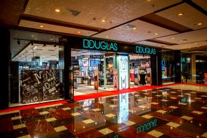 Douglas a deschis cea mai mare parfumerie din ţara noastră