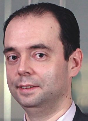 "Publicăm fotografia cu portretul lui L.A. aşa cum se prezintă el la serviciu. Cititorii m-au asigurat că nu este nevoie de niciun fel de caricatură". (MAKE)